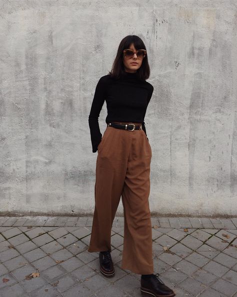 Maria Bernad Tan Pants Outfit, Brown Pants, Neutral Fashion, Look Vintage, Work Fashion, Minimal Fashion, Smart Casual, Look Fashion, Minimalist Fashion