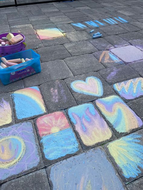 Summer Chalk Art, Chalk Activities, Fun Chalk Art, Sidewalk Chalk Art, Sidewalk Art, Sidewalk Chalk, Chalk Drawings, Book Art Drawings, Chalk Art