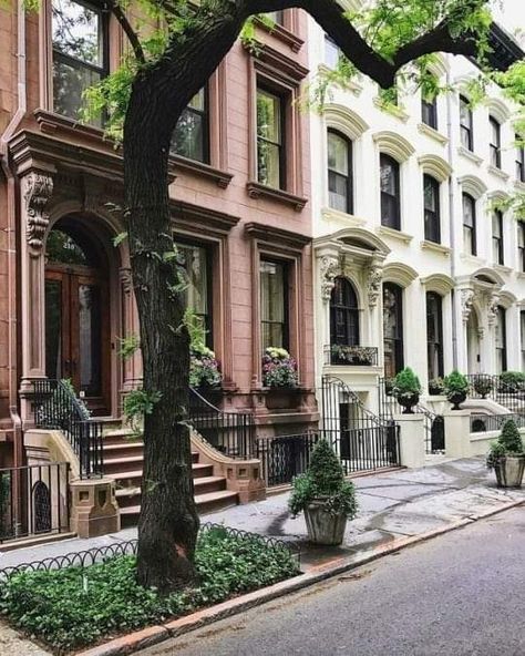 Brooklyn Ny Brooklyn Heights Brownstone Apartment Exterior Design, New York Aesthetic City Apartments, Brownstone Homes, New York Brownstone, Architecture Design Ideas, Apartments Exterior, San Myshuno, Apartment Exterior, Brooklyn Brownstone