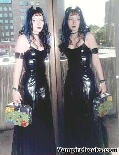 via vampire freaks Vampire Prom Dress, Punk Prom, Goth Prom Dress, Vampire Freaks, Goth 2000s, Goth Prom, Vampire Fashion, Goth 90s, Goth Outfit Ideas