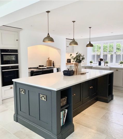 Contrast Kitchen Island, Blob Mirrors, Decor Ideas Kitchen, Barn Kitchen, Open Plan Kitchen Dining, Kitchen Designer, Open Plan Kitchen Living Room, Designer Kitchen, Dream Kitchens Design