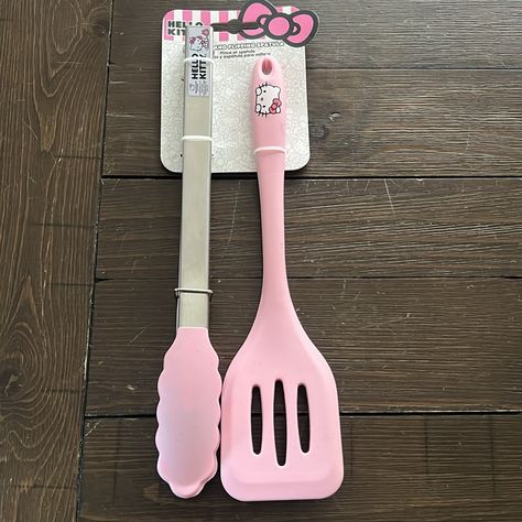 Hello Kitty Kitchen Utensils Spatula And Tongs Hello Kitty Kitchen Set, Cute Cooking Utensils, Kawaii Appliances, Cute Kitchen Appliances, Hello Kitty Kitchen Appliances, Cute Kitchenware, Remove Bleach Stains, Pink Kitchen Utensils, Pink Utensils