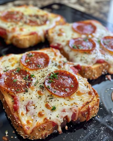 This was the best idea ever created! So satisfying! Air Fryer Pizza, Pizza Toast, Toast Pizza, Grilled Cheese Recipes, Pizza Recipes Homemade, Air Fryer Dinner Recipes, Delish Recipes, So Satisfying, Air Fryer Recipes Easy