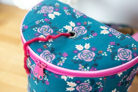 Yarn Project Bag, Sew Can She, Sewing Piping, Cross Body Bag Pattern, Free Sewing Tutorials, Yarn Project, Stuff To Sew, Diy Yarn, Project Bags