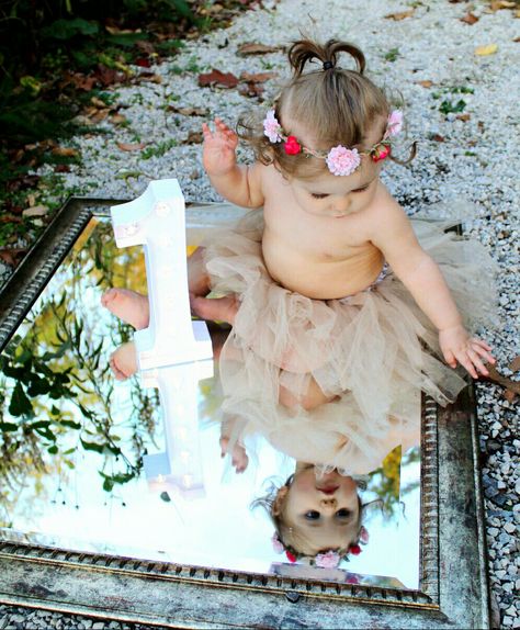 1 Year Birthday Photoshoot Diy, 1st Birthday Outside Photo Shoot, One Years Old Photoshoot, Summer 1 Year Photos, 1 Year Photo Shoot Ideas, Diy 1st Bday Photoshoot, Unique First Birthday Photo Shoot, Girly One Year Old Pictures, One Year Girl Photoshooting Ideas