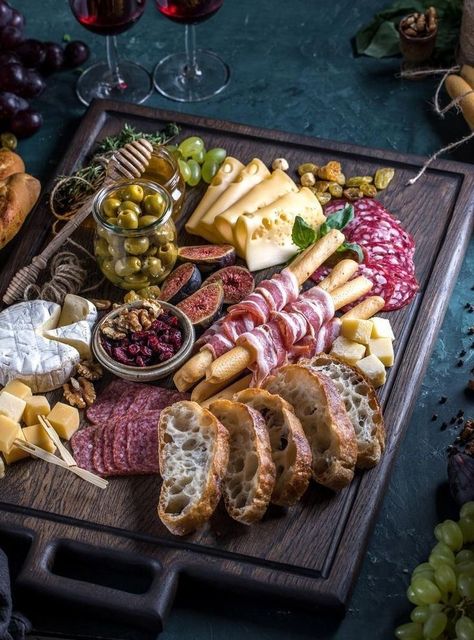 Expensive Charcuterie Board, Vintage Charcuterie Board, Wine Platter Ideas, Fancy Cheese Board, Charcuterie Board Meats, Amazing Food Platters, Catering Food Displays, Simple Family Meals, Birthday Cake Decorating Ideas