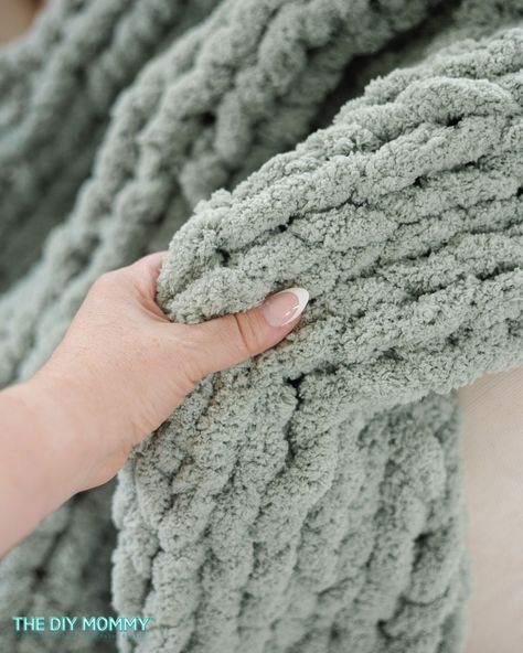 How to Knit a Chunky Blanket for Beginners: No Needles Required! | The DIY Mommy Knit A Chunky Blanket, Diy Blankets No Sew, Chunky Blanket Diy, Chunky Knit Blanket Pattern, Braid Blanket, Chunky Yarn Blanket, Fleece Crafts, Chunky Crochet Blanket Pattern, Diy Knit Blanket