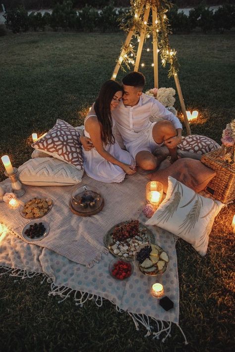 50 Candles, Romantic Date Night Ideas, Picnic Inspiration, Romantic Surprise, Cute Date Ideas, Romantic Photos Couples, Romantic Picnics, Up Theme, Light Up Letters