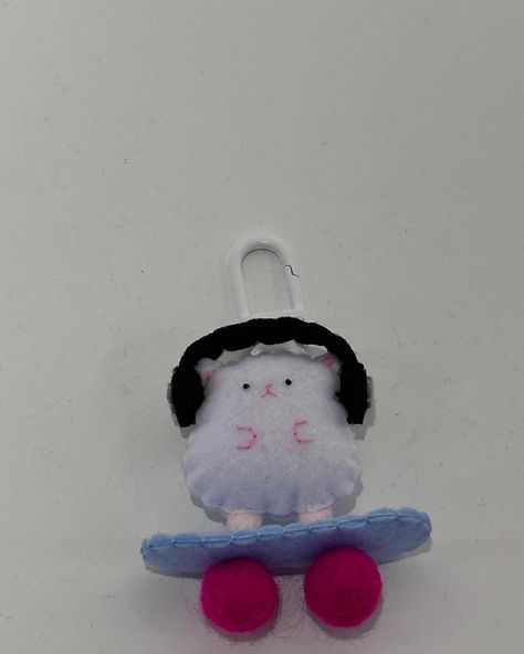 Plush Craft, Felt Keychain, Kawaii Crafts, Cute Sewing Projects, Plushie Patterns, Sewing Stuffed Animals, Floral Shop, Sewing Design, Diy Creative Crafts