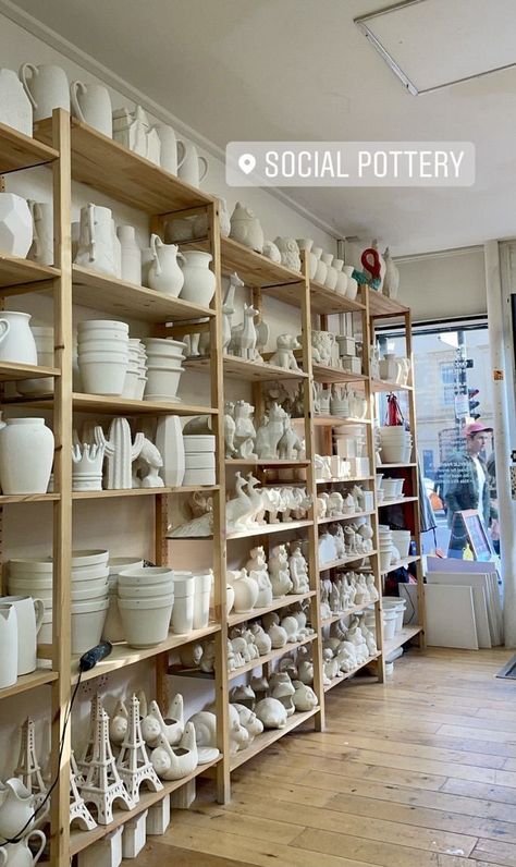 Pottery Shop Display, Pottery Studio Interior Design Style, Pyop Studio Design, Atelier Interior, Pottery Cafe, Ceramic Cafe, Studio Layout, Ceramic Store, Room Organisation