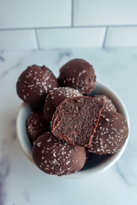 chocolate date balls Chocolate Protein Balls, Brownie Bites Recipe, Healthy Peanut Butter Cookies, Healthy No Bake, Date Balls, Protein Balls Recipes, Date Recipes, Guilt Free Dessert, Healthy Peanut Butter