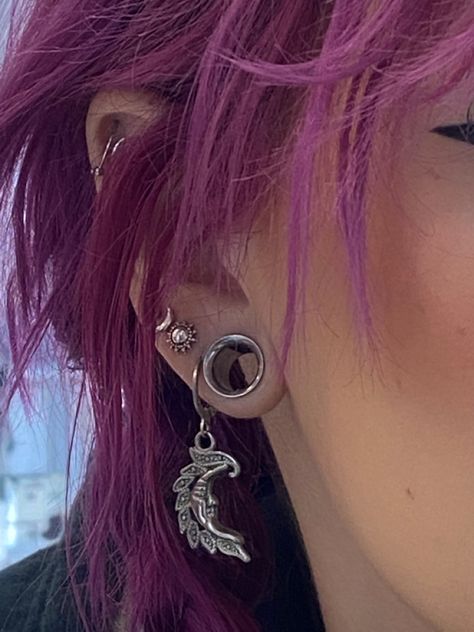 Mouth Being Stretched, Ear Piercings With Stretched Ears, Ear Piercings Stretched Ears, Guages With Piercings, 0g Stretched Ears Aesthetic, Cute Stretched Ears, Guages With Earring, Ear Stretching Aesthetic, Guaged Ears