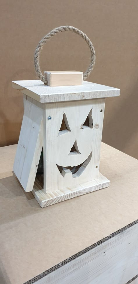 Wooden Halloween Decorations Yard Art, Scrap Wood Halloween Projects, 4x4 Wood Projects, Fall Wood Crafts To Sell, Halloween Wood Projects, Day Bed Room, Halloween Pallet Projects, Jack O Lantern Diy, Wood Lantern Diy