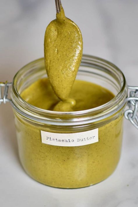 A delicious two-ingredient homemade pistachio butter recipe along with pistachio butter uses and flavour combinations! This includes using it as a delicious spread on toast, mixing it into baked goods or even preparing a batch for a DIY holiday gift ( because who doesn't like an edible Christmas gift!) Almond Butter Recipes, Baba Ghanoush, Healthy Chocolate Recipes, Biscuits Diététiques, Spiced Almonds, Pistachio Butter, Vegan Nutella, Homemade Nutella, Desserts Vegan