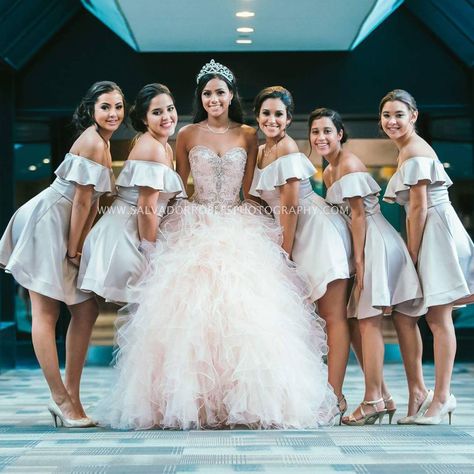 Choosing your damas dresses is not an easy task, the next tips will make your girls happy they're part of your XV Court! Makeup Ideas For Quinceanera, Ideas For Quinceanera, Quinceanera Damas, Quince Picture Ideas, Quinceanera Court, Quince Photoshoot Ideas, Quince Pictures, Quinceanera Pictures, Quinceanera Pink