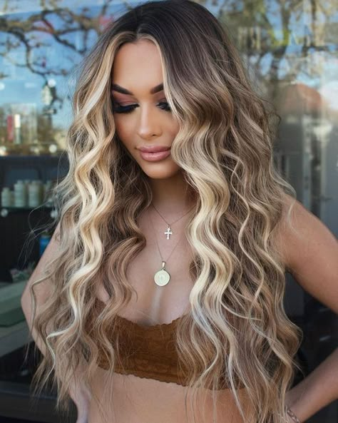 Summer Blonde Hair 2023: 15 Ideas Cute Brown Hair Color, Champagne Blond, Summer Hair Trends, Summer Blonde Hair, Ombre Hair Blonde, Money Piece, Brunette Hair With Highlights, Balayage Blonde, Colored Curly Hair