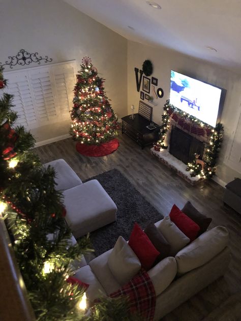 My living room decorated for Christmas in 2017. Christmas Home Picture Ideas, Christmas Decorated Apartments, Aesthetic Christmas Living Room, Decorated Apartment Living Room, Decorated Living Room, Christmas Themed Living Room, Christmas Theme Living Room, Room Decorated For Christmas, Xmas Living Room