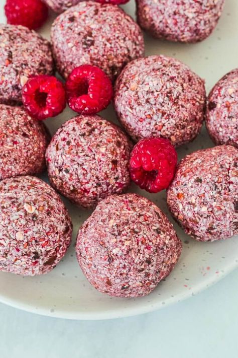 These delicious and beautifully pink raspberry bliss balls require only 7 easy ingredients and can be ready to eat in 5 minutes! Nut free, freezer friendly and naturally sweet without any added sugars, this healthy recipe for bliss balls makes the perfect snack to pop into lunchboxes or enjoy for a guilt free afternoon treat. And if you love these raspberry balls, read below for more bliss ball recipes and flavour combinations! Raspberry Balls, Raspberry Bliss Balls, Healthy Lunchbox Snacks, Snack Quick, Flavour Combinations, Snack Balls, Ball Recipes, High Protein Desserts, Pink Raspberry