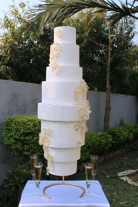 Hanging Wedding Cake, Cake Structure, Gravity Cake, Cake Studio, Defying Gravity, Graduation Cakes, Tutorial Video, Cake Decorating Tips, Free Tutorial