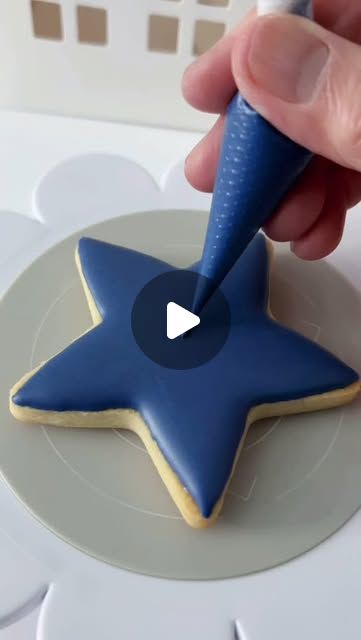 Karen T. Gordon | The Prettiest Cookie Packaging on Instagram: "Navy for the holidays? Absolutely. 💙❄️ It’s cozy, classy, and gives all the winter wonderland vibes—especially on a star shaped sugar cookie decorated with royal icing to create the classiest frosty snowflake. ✨ 

And oh so perfect for Hanukkah too, don’t you think??!! 

Package them in our white classic house box with navy blue ribbons and WOW!! Perfect for an elegant holiday gift!! ✨💙

#ElegantHolidayCookies #sugarcookies #sugarcookiedecorating #royalicing #chefmastercolors #starcookies #holidaycookies #snowflakecookies #hanukkah" Star Snowflake Cookies, Star Christmas Cookies Royal Icing, Snowflake Sugar Cookies Decorated, Christmas Star Sugar Cookies, Star Sugar Cookies Decorated, Snowflake Sugar Cookies Royal Icing, Snowflake Cookies Royal Icing, Snowflake Cookies Decorated, Xmas Cookies Decorated