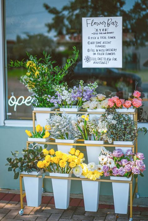 Floral Bouquet Making Party, Flower Bar Ideas Shop, Flower Bar Instructions, Bloom Bar Signage, Flower Bouquet Display Stand, Flower Bar Pricing, Flower Bar Signage, Flowershop Ideas Interiors, Small Flower Stand