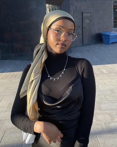 Hijab Modern Style, Makeup With Hijab, Headscarf Styles, Black Hijabi Girl, How To Wear Hijab, Sidhu Moose Wala, Sidhu Moose, Modesty Outfits, Trending Shorts