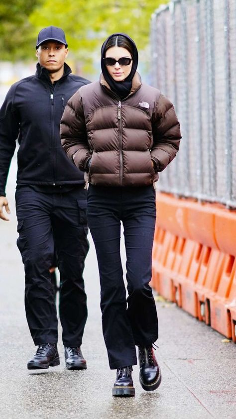 Black North Face Jacket Outfit, The North Face Puffer Jacket Outfit, The North Face Jackets Outfits, Brown North Face Puffer Jacket, The North Face Outfit, North Face Puffer Jacket Outfit, Brown North Face Puffer, Black North Face Puffer Jacket, Puffer Jacket North Face