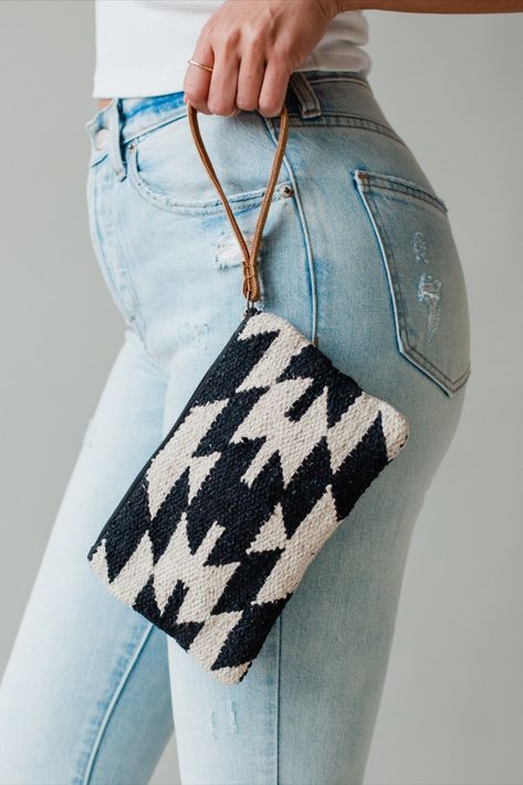 All our neutral lovers - this wristlet is for you! Our new black and cream Aztec inspired wristlet is a must have for all of your casual outings this year! Blouses Vintage, Handmade Wristlet, Flannel Sweatshirt, Denim Pocket, Long Jumpsuits, Leather Pulls, Top Graphic Tees, Vintage Sweatshirt, Vintage Tees