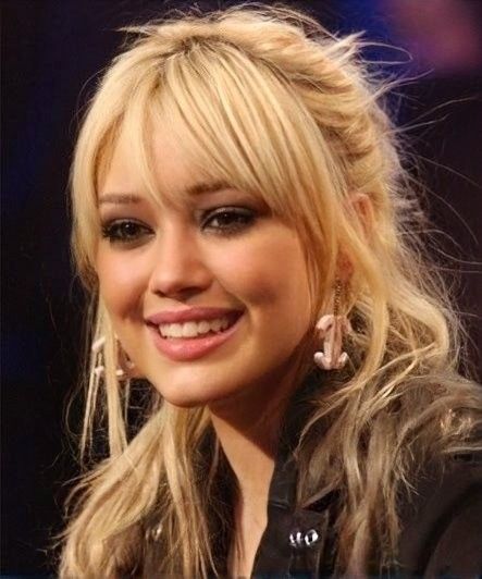 Hilary Duff Hair 2000s, Side Bangs And Glasses, 2000s Hairstyles Bangs, Trashy Hairstyles, Side Bang Wavy Hair, 90s Side Bangs, 2000s Side Part, Side Bangs 2000s, Y2k Side Bangs