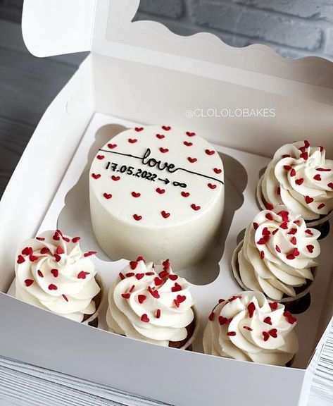 Valentin Cakes Ideas, Valentines Cake Ideas For Him, Mini Valentines Cake, Mini Cakes Ideas Birthday, Mini Cake With Cupcakes, Valentine’s Day Dessert Box Ideas, Valentine’s Day Cake, Decorated Valentine Cookies, Mini Cake And Cupcakes