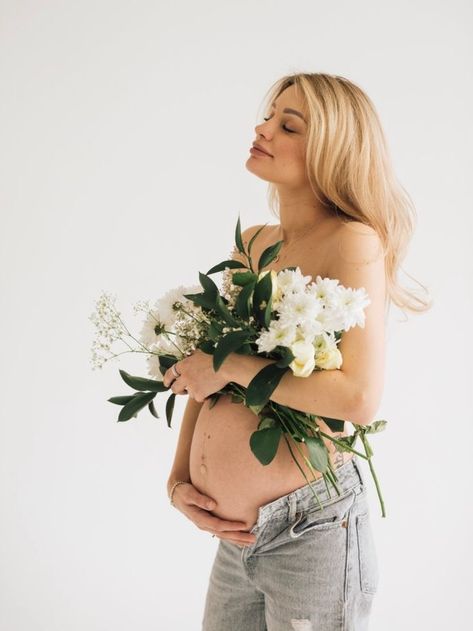 Maternity Shoot Bouquet, Maternity With Bouquet, Pregnant Foto Ideas, Pregnant Photoshoot Poses, Flower Maturity Photoshoot, Flower Maternity Shoot Studio, Flower Bouquet Maternity Shoot, Flower Maternity Photos, Floral Pregnancy Photoshoot