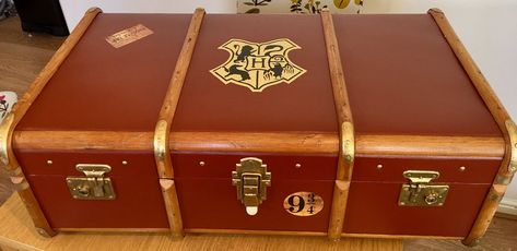 Wizarding Wardrobes on Twitter: "Harry Potter trunk ready, who wants it? #potterhead #HarryPotter #hogwarts #platform93/4… " Hogwarts Themed Room, Harry Potter Christmas Diy, Harry Potter Suitcase, Harry Potter Trunk, Hogwarts Trunk, Stile Harry Potter, Cumpleaños Harry Potter, Harry Potter Room Decor, Harry Potter Bedroom