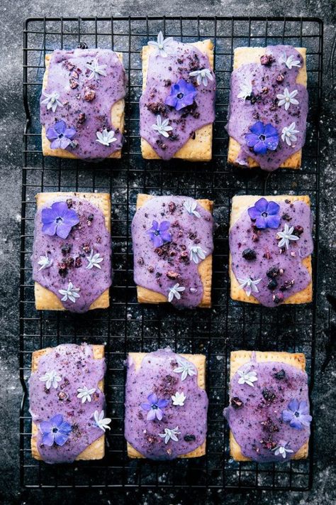 undefined Blueberry Icing, Poptart Recipe, Edible Flowers Recipes, Broma Bakery, Mouthwatering Food, Pop Tart, Flower Food, Lemon Blueberry, Edible Flowers