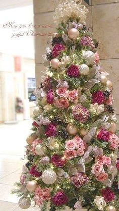 Floral Xmas Tree, Christmas Tree With Roses, Floral Christmas Tree Ideas, Emerald Green And Royal Blue, Farmhouse Bedroom Design, Flower Christmas Tree, Rose Gold Christmas Decorations, Bedroom Design Modern, Floral Christmas Tree