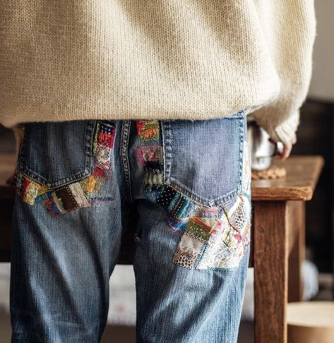 Jean Diy, Ropa Upcycling, Upcycling Fashion, Mending Clothes, Make Do And Mend, Visible Mending, Diy Vetement, Patchwork Jeans, Jeans Diy