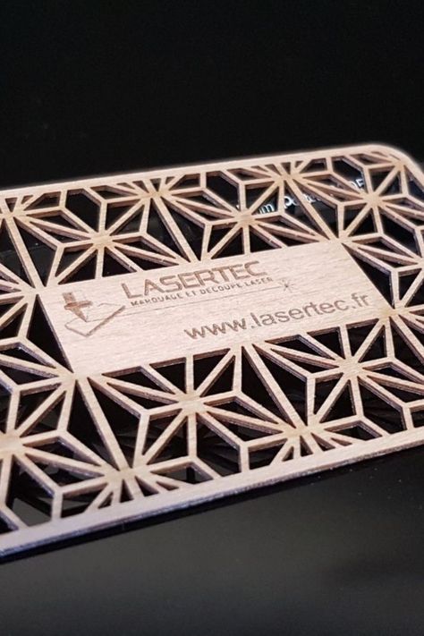 La découpe laser vous offre la possibilité de réaliser des cartes de visite originales. Plutôt que la traditionnelle carte de visite cartonnée, optez pour un outil de communication découpé dans des matériaux prestigieux comme le plexiglas. Laser Cut Business Cards, Photo Moodboard, Wooden Business Card, Metal Business Cards, Collar Pin, Visiting Card, Collar Pins, 3d Logo, Visiting Cards