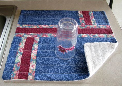 Diy Dish, Rug Tutorial, Old Towels, Quilting For Beginners, Cleaning Dishes, Quilting Techniques, Dish Drying Mat, Quilting Tips, Free Quilting