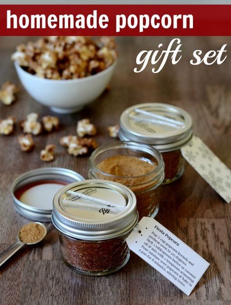 This Homemade Popcorn Gift Set is an easy, thoughtful holiday gift for anyone on your list. So easy and delicious! #popcorn #homemadegift Popcorn Mix, Homemade Popcorn, Homemade Food Gifts, Popcorn Seasoning, Popcorn Gift, Chocolate Popcorn, Snack Gift, Flavored Popcorn, Gourmet Popcorn