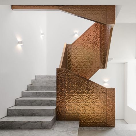 HSI | HANY SAAD INNOVATIONS on Instagram: “A Project by Hany Saad Innovations • #hanysaadinnovations #WeAreHSI #architecturephotography #homeinspiration #interior #design #innovation…” Luxury Staircase, Escalier Design, Staircase Wall, Stairway Design, Stair Handrail, Stair Case, Staircase Railings, Interior Stairs, Modern Staircase