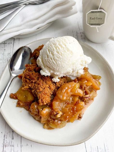 Apple Crisp Without Oatmeal | Foodtalk Apple Crisp Without Oatmeal, Banana Bread Without Butter, Classic Fall Desserts, Tiramisu Cookies, Apple Crisp Topping, Fresh Fruit Desserts, Freezing Apples, Fruit Pies, Apple Crisp Recipes