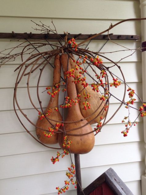 Kitchen Design Boho, Modern Wall Decor Ideas, Vintage Kitchen Design, Modern Home Entrance, Primitive Autumn, Fall Gourds, Primitive Fall, Wall Art Ideas, Gourds Crafts