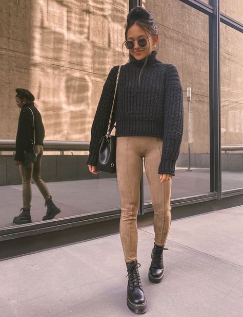 Beige Pants Outfit Winter, Beige Pants Outfit, Nude Leggings, Camel Outfit, Leggings Outfit Winter, Leggings Outfit Casual, Beige Leggings, Look Legging, Winter Pants Outfit