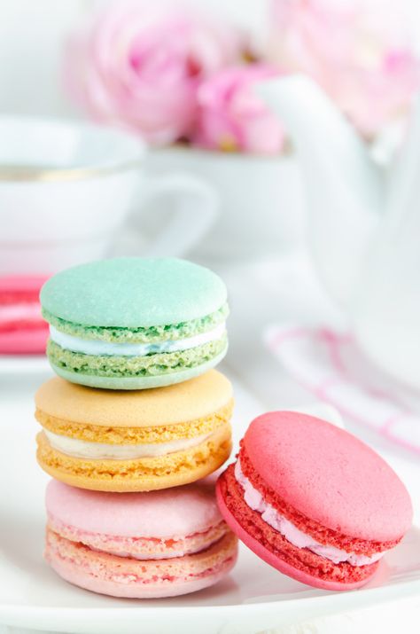 Pastel Macaroons, Macaroon Wallpaper, Pastel Desserts, Kue Macaroon, Food Photography Dessert, Macaroon Cookies, Dessert Photography, Macaroon Recipes, Macaron Recipe