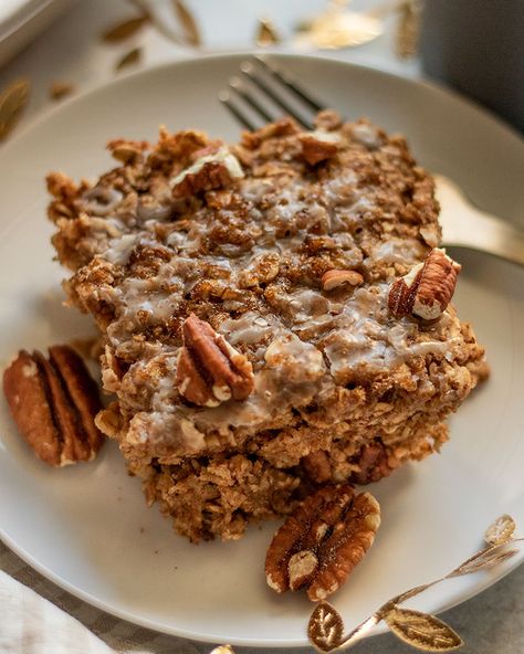 Cinnamon Roll Baked Oatmeal (vegan & easy to make) – Plant Based RD Stove Top Oatmeal, Oatmeal Porridge Recipes, Cinnamon Roll Baked Oatmeal, Baked Oatmeal Vegan, Oats Baked, Starch Solution Recipes, Vegan Meal Prep Recipes, Oatmeal Vegan, Cinnamon Roll Bake