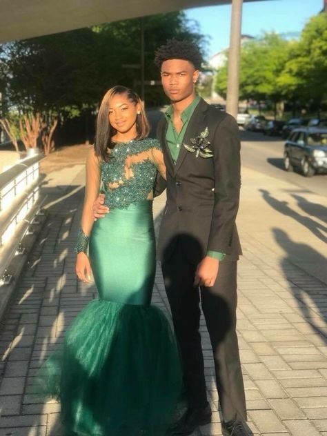 🎱🦋💕 Pin: SheSoBoujiee 🎱🦋💕 Green Prom Couple, Emerald Green Prom, Prom Pictures Couples Black, Emerald Green Lace, Emerald Green Prom Dress, Prom Pictures Couples, Prom Goals, Prom Tuxedo, Prom Couples