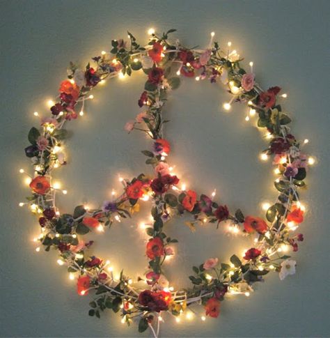 Peace - hippie / boho floral christmas peace sign wreath Dorms Decor, Dorm Diy, Dorm Room Diy, Hippie Party, Hippy Room, Estilo Hippie, Boho Room, Deco Floral, Pisco