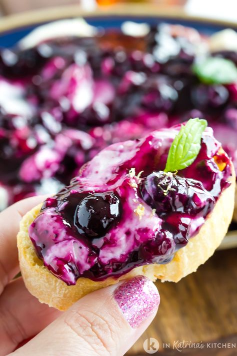 Blueberry Dip, Cheese Dippers, Blueberry Vinaigrette, Sweet Dip, Blueberry Goat Cheese, Baguette Slices, Goat Cheese Dip, Sweet Appetizer, Simple Appetizer