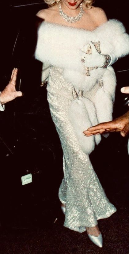 Old Hollywood Elegance, 60s Casino Fashion, 1970s Hollywood Glamour, Old Hollywood Glam Short Dress, Old Hollywood Fur Coat, Glamour Old Hollywood, 60s Old Money Fashion, 1960 Hollywood Fashion, 1950s Hollywood Glamour Aesthetic