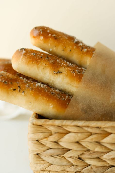 Olive Garden Breadsticks, Olive Appetizer, Homemade Breadsticks, Bread Sticks Recipe, How To Make Dough, Bread Sticks, Olive Gardens, Breadsticks, Olive Garden