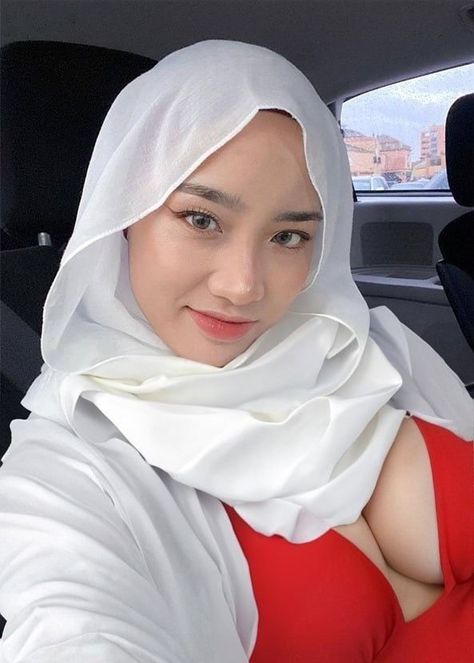 Tank Top Hijab, Foto Cewek Hijab Aesthetic, Hijab Teen, Seluar Ketat, Hot Dresses Tight, Tutorial Hijab, Hijab Aesthetic, Muslim Girl, Muslim Women Fashion